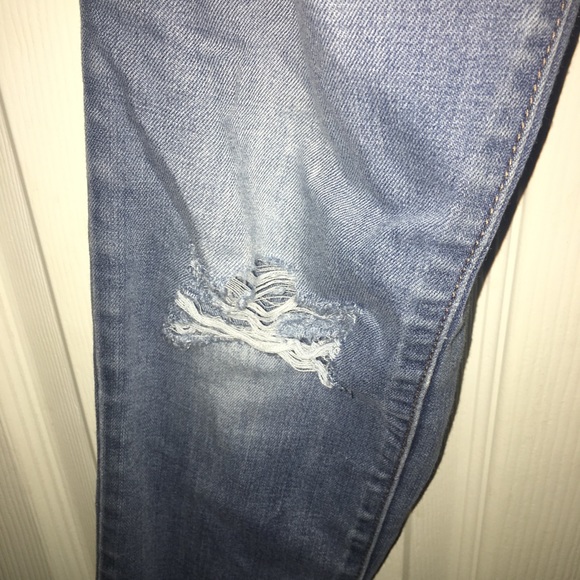 DISTRESSED BLUE JEANS - Picture 3 of 5